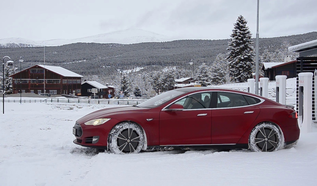 Электромобиль Tesla на снегу  