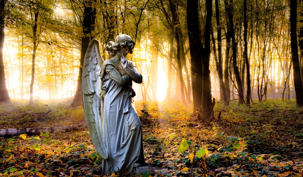 Статуя ангела в лесу в лучах солнца
