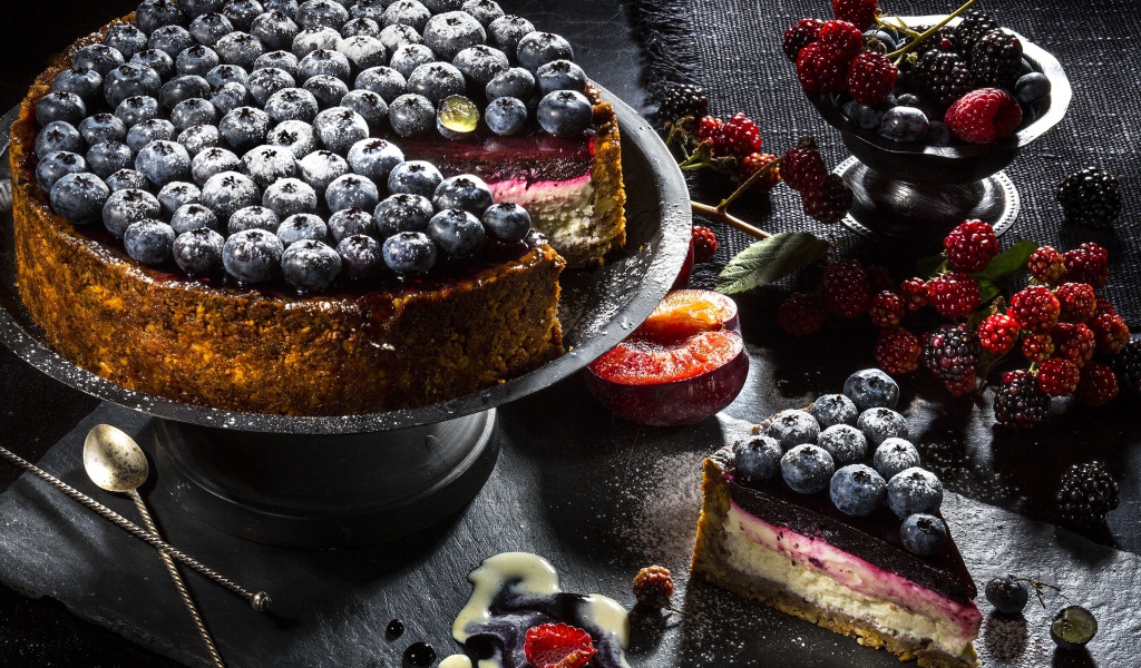 Пирог с ягодами черники и ежевики 
