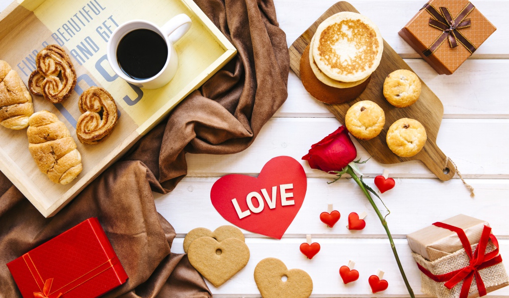 Печенье, кофе и подарки для любимой на День Святого Валентина