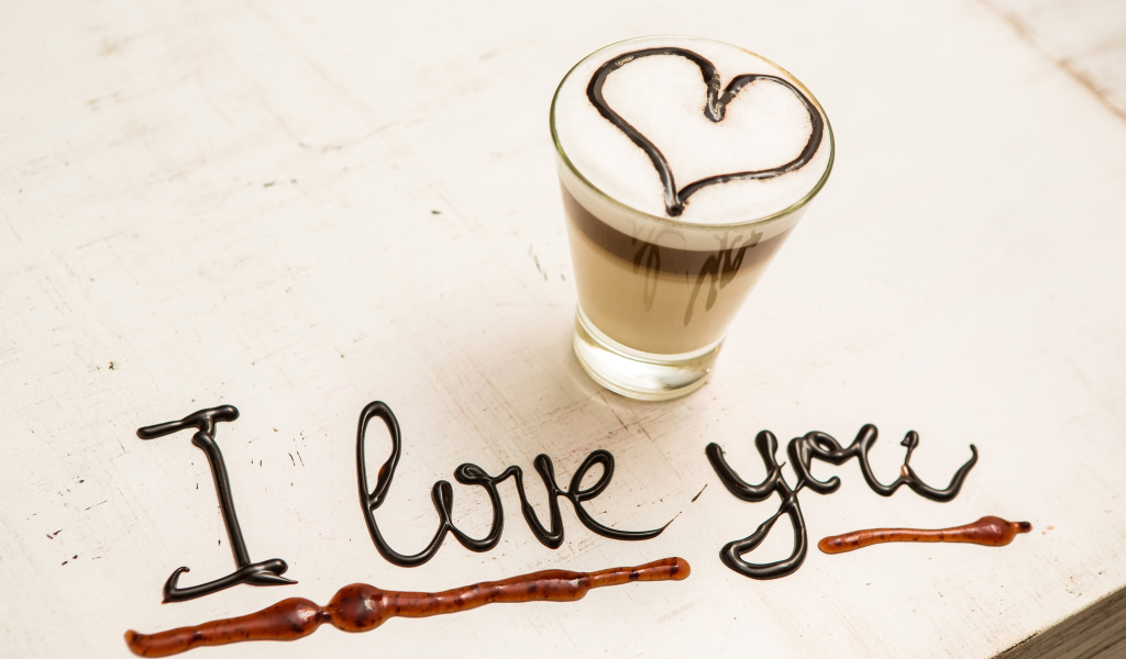 Стакан кофе с сердцем и надпись шоколадом Я тебя люблю  на столе