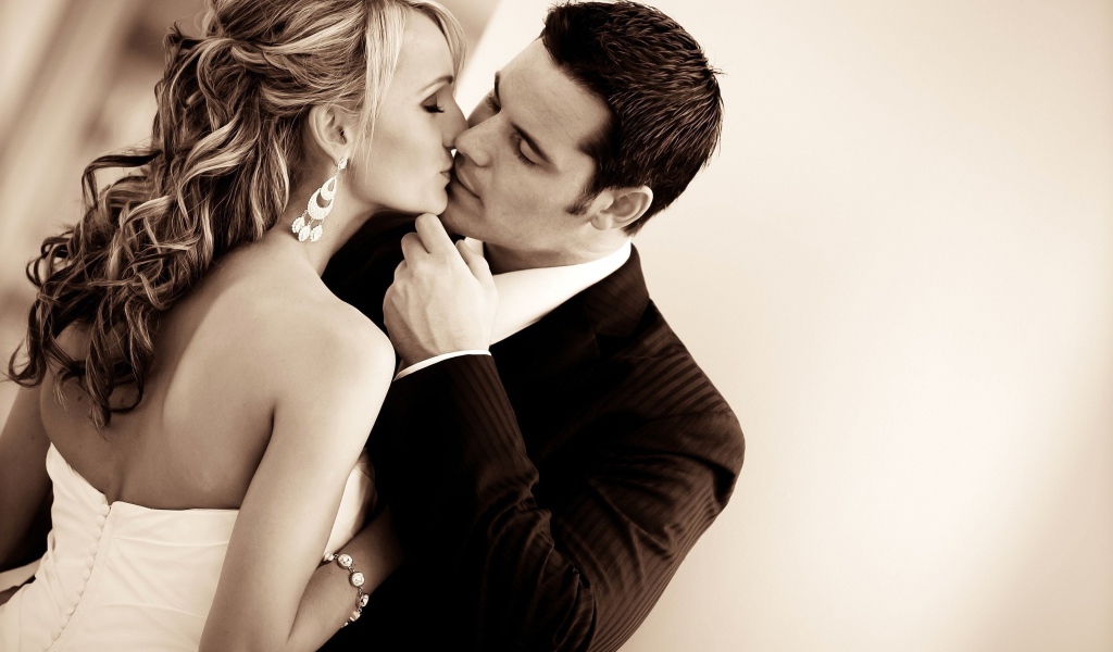 Романтический поцелуй жениха и невесты