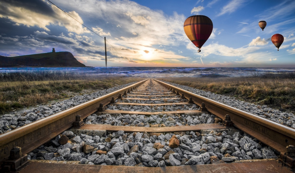 Воздушный шар в красивом голубом небе над железной дорогой