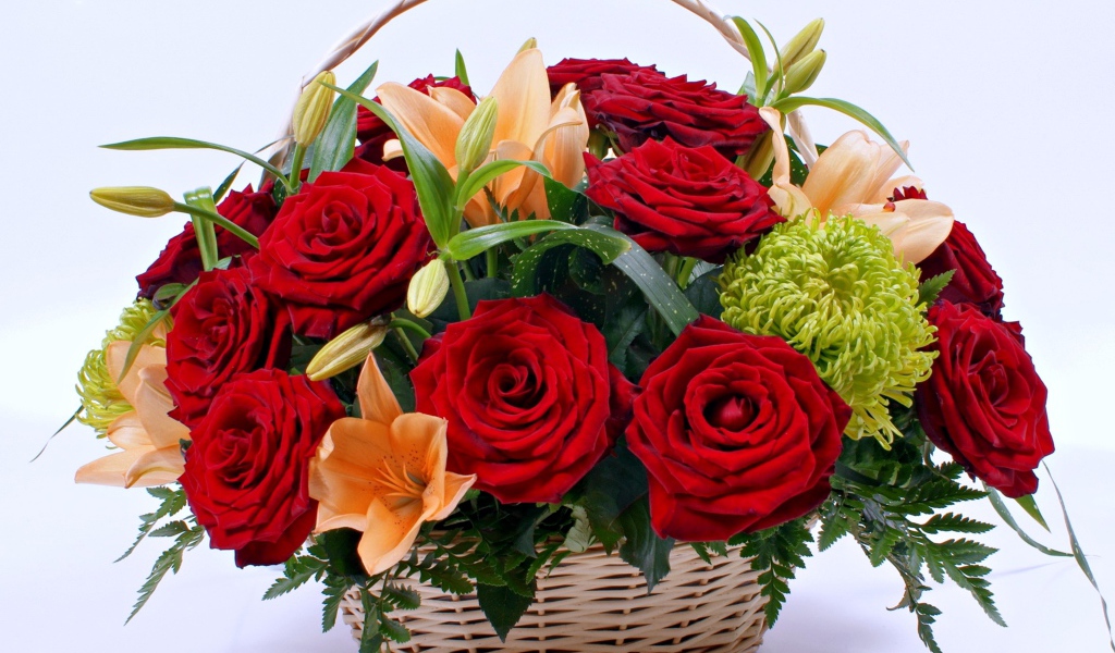 Корзина с цветами красной розы и лилии