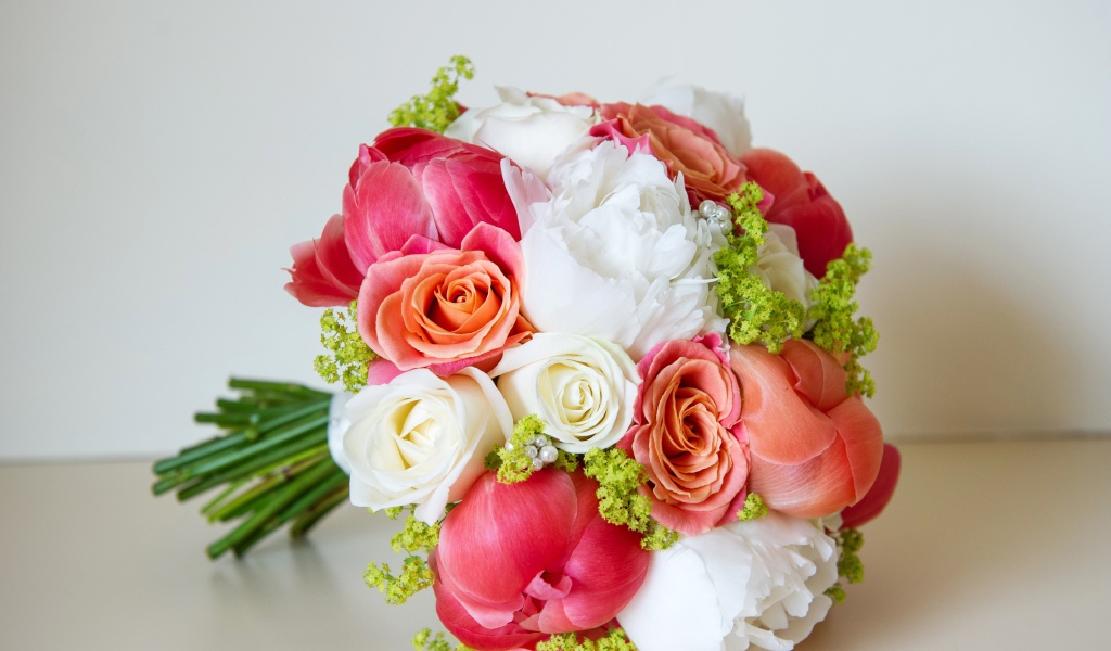 Красивый свадебный букет из цветов розы и пиона