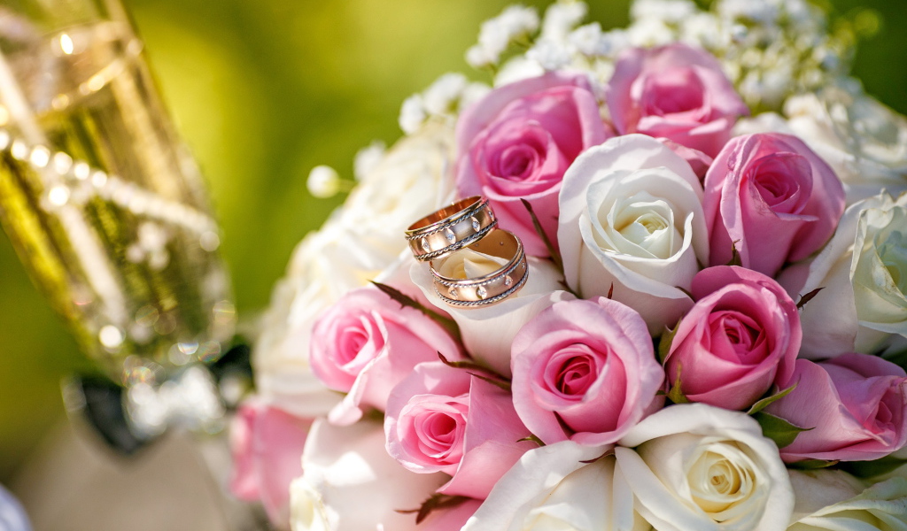 Букет розовых и белых  роз с обручальными кольцами