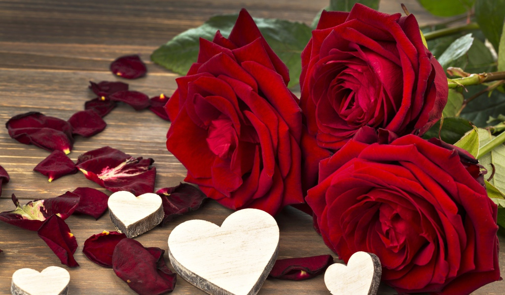 Три крупные красные розы с деревянными сердечками