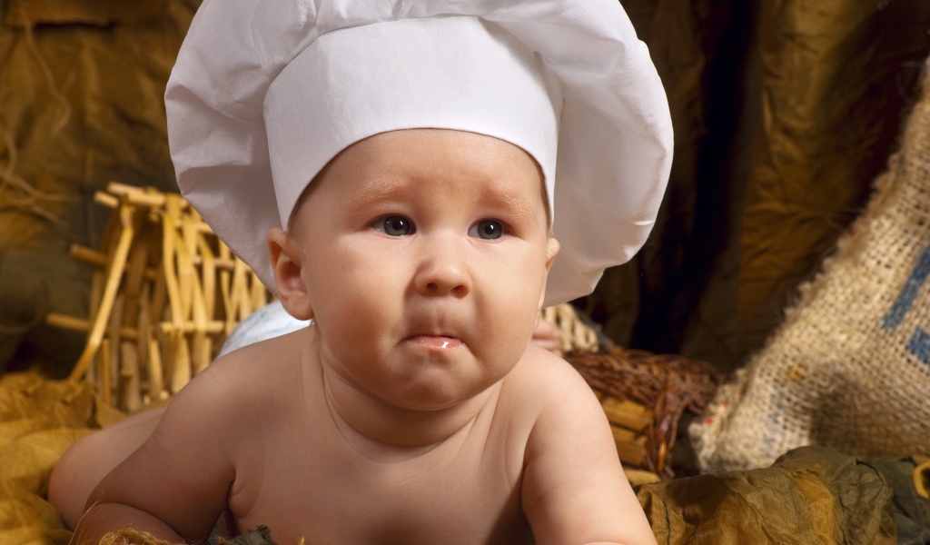 Младенец в белой шапке повара