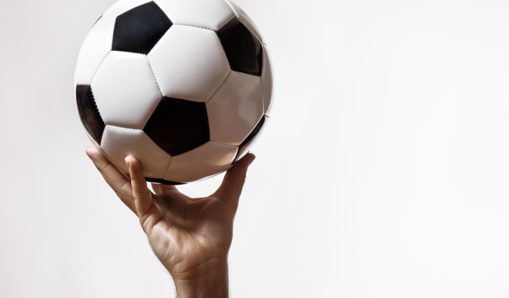 Футбольный мяч в руке на белом фоне