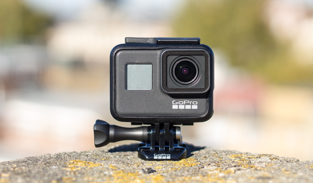 Фотоаппарат GoPro Hero7 Black стоит на камне