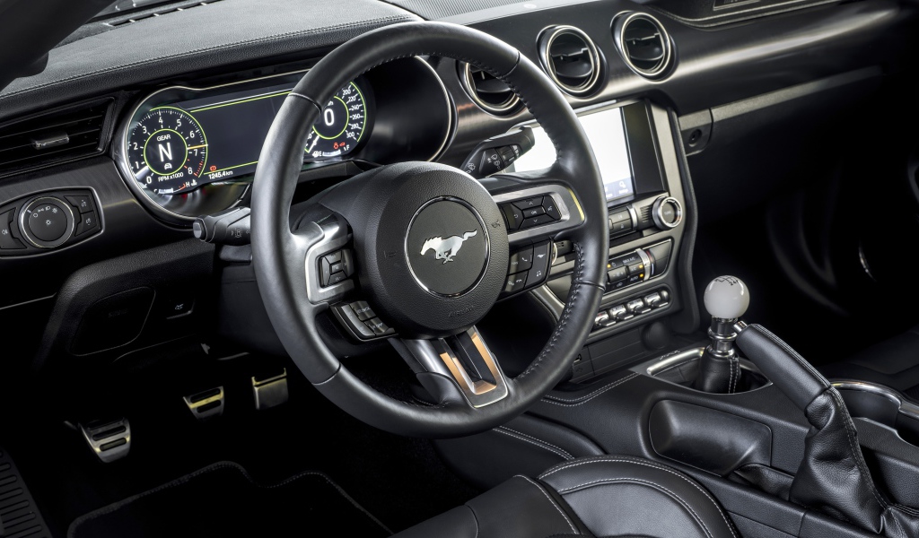 Черный кожаный салон автомобиля Ford Mustang Mach 1 2021 года 