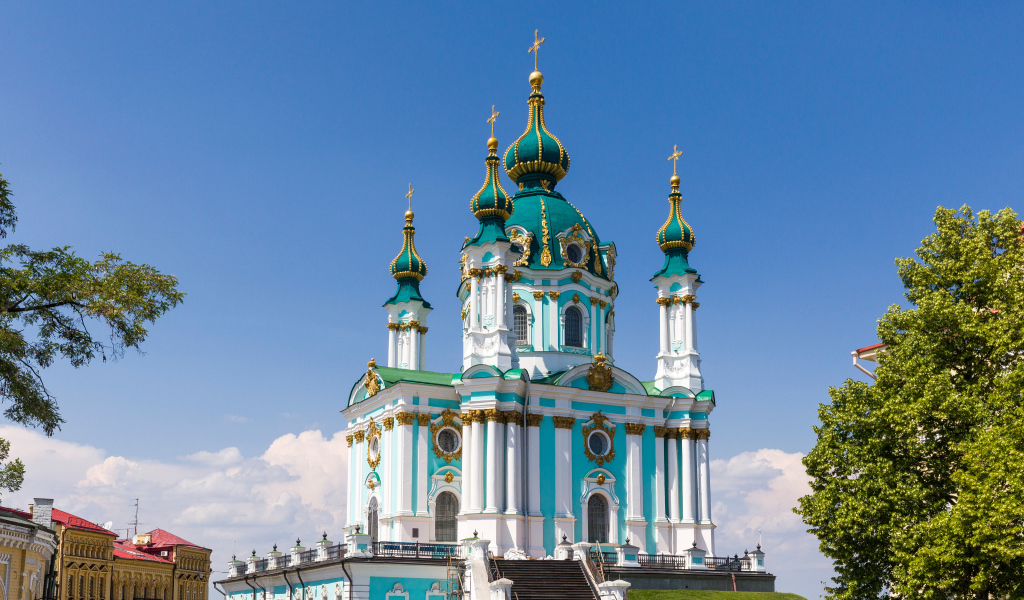 Вид на красивую Андреевскую церковь под голубым небом, Киев. Украина