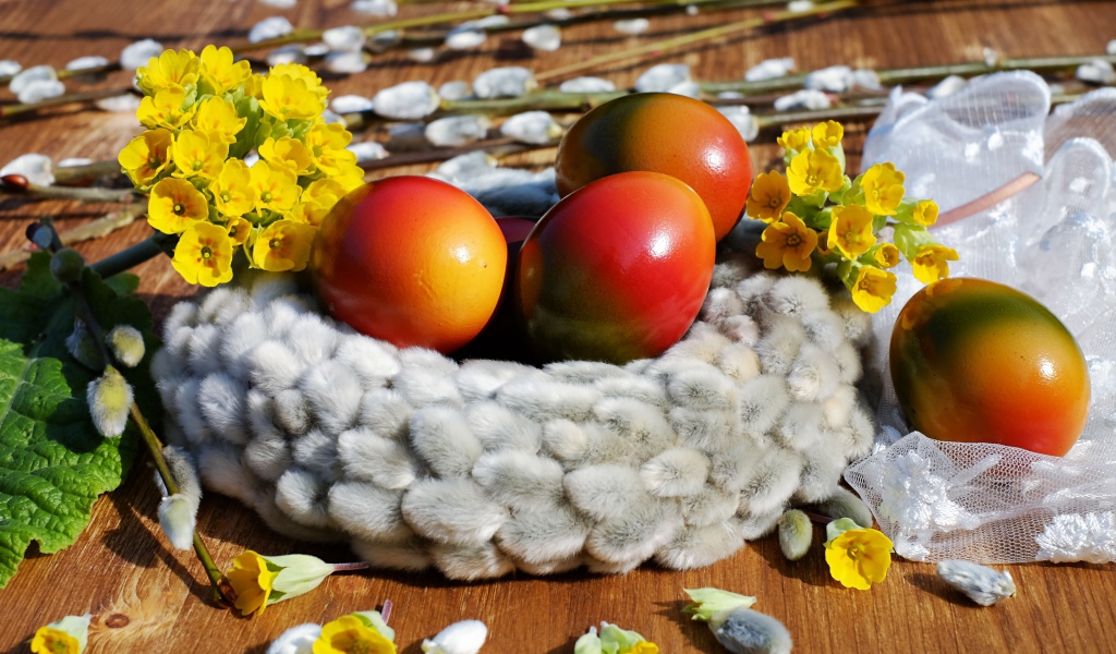 Яркие крашеные яйца с желтыми цветами и вербой на Пасху