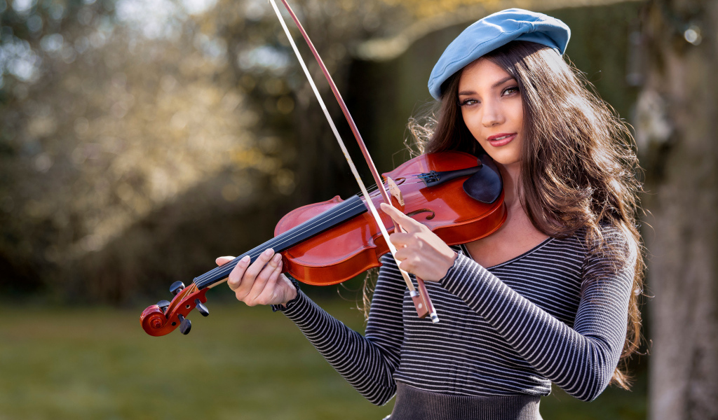 Красивая девушка со скрипкой в руках 