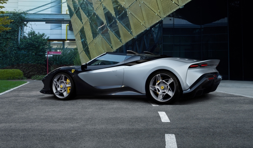 Красивый дорогой спортивный автомобиль Ferrari SP-8