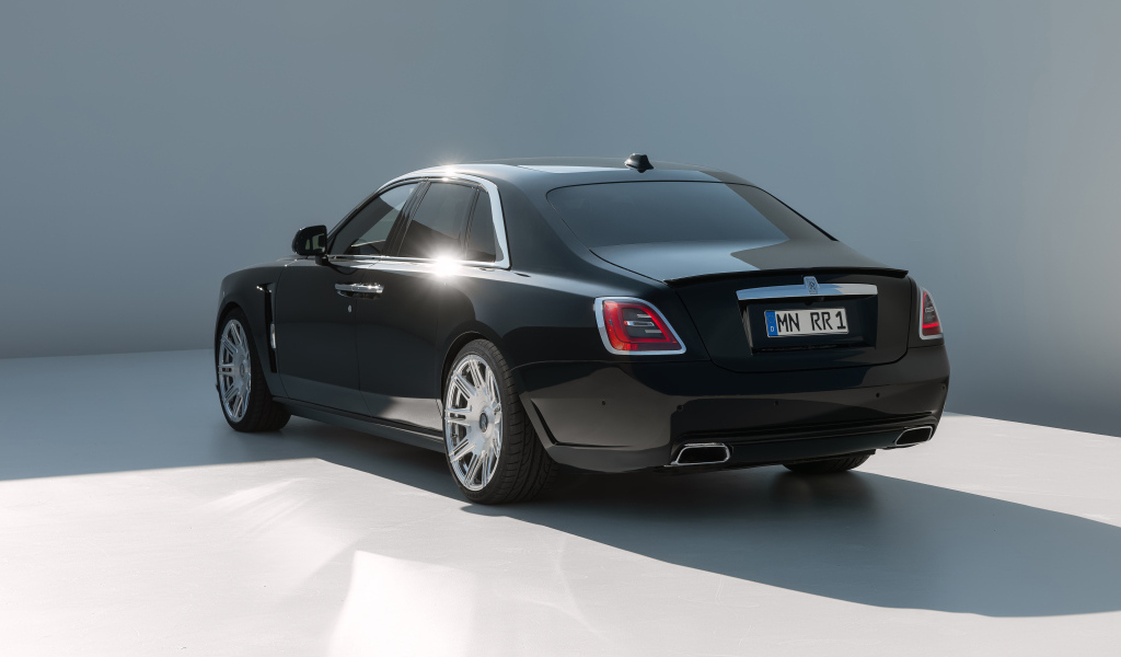 Стильный черный автомобиль Rolls-Royce Ghost 2023 года вид сзади