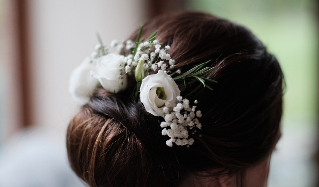 Белые цветы эустомы в свадебной прическе