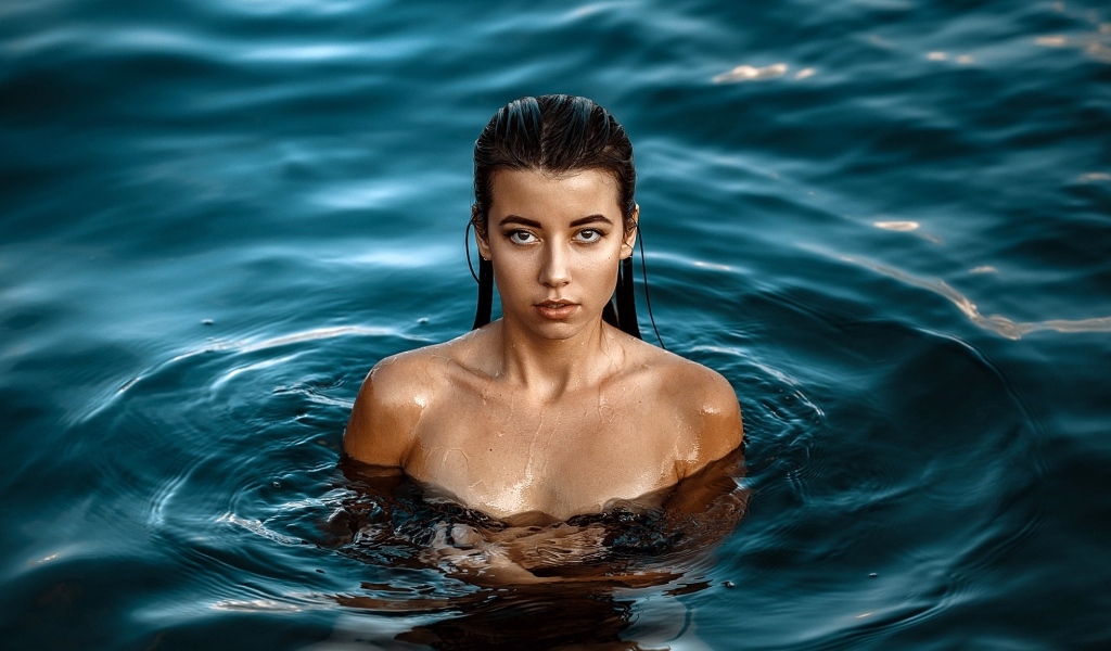 Красивая девушка стоит в воде
