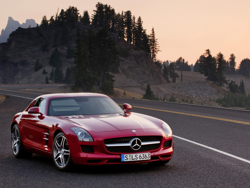 красный Mercedes Benz SLS AMG