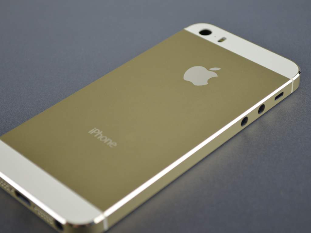 Новый Iphone 5S цвет шампань на сером столе