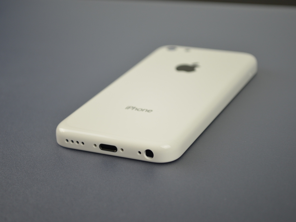 Белый Iphone 5C на сером столе