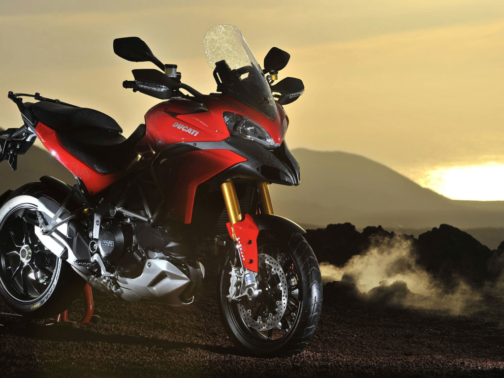 Быстрый мотоцикл Ducati Multistrada 1200