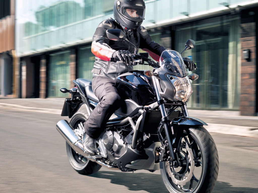 Быстрый мотоцикл Honda NC 700 S