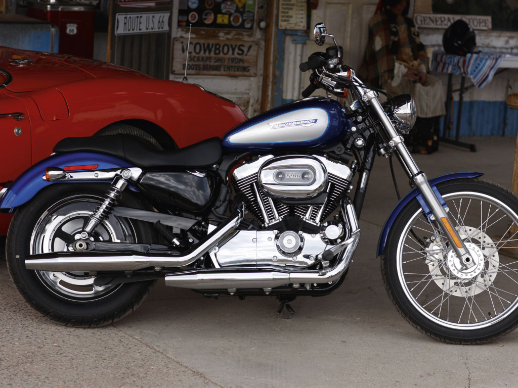 Мотоцикл модели Harley-Davidson XL 1200C Sportster Custom