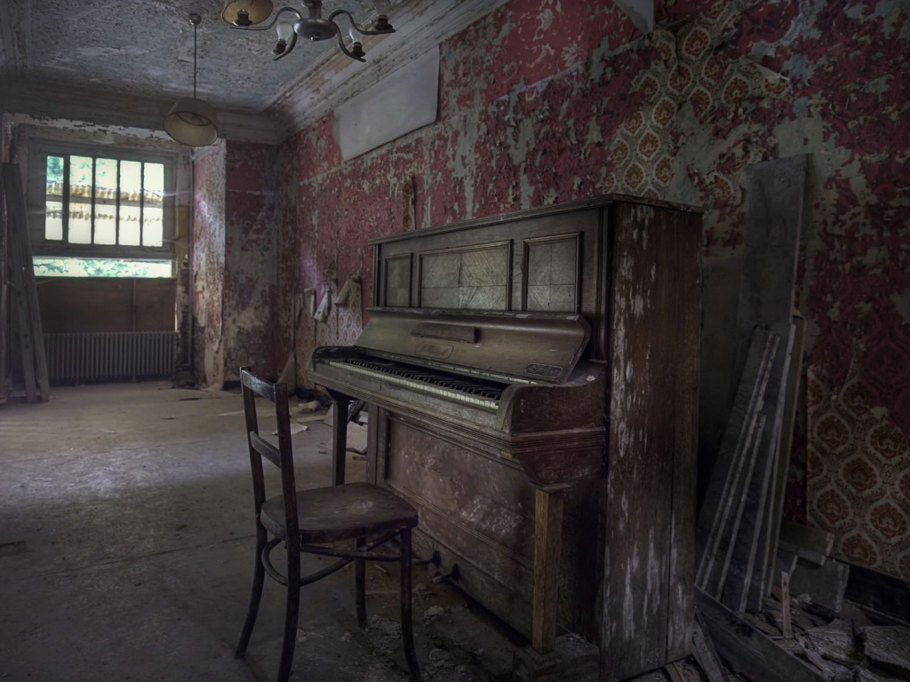 Старое фортепиано в старой комнате