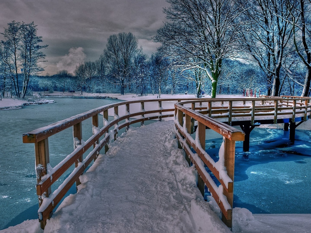 Мост над замерзшей рекой