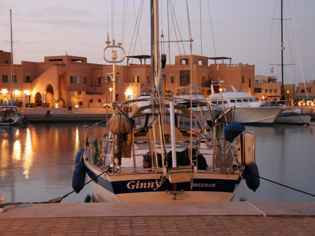 Яхта у берега на курорте Эль Гуна, Египет