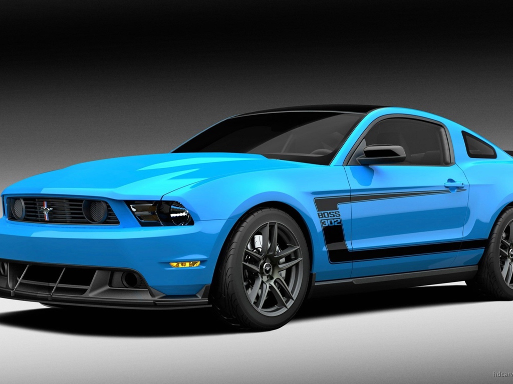 Красивый голубой Ford Mustang на сером фоне