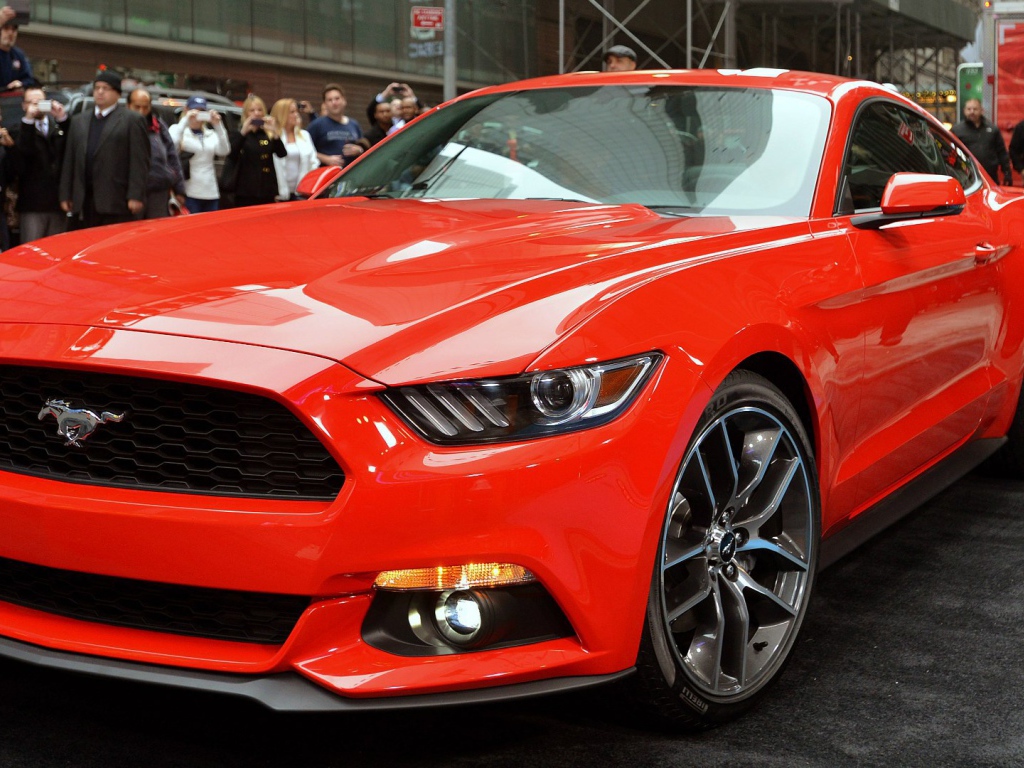 Красный Ford Mustang 2015 года