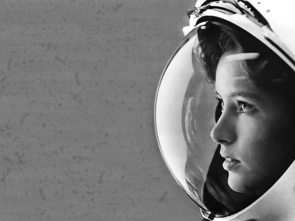 Черно белое фото девушки астронавта