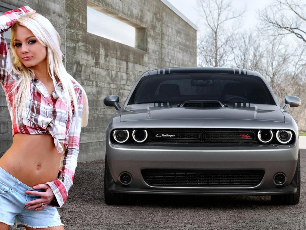 Блондинка на фоне серого Dodge Challenger