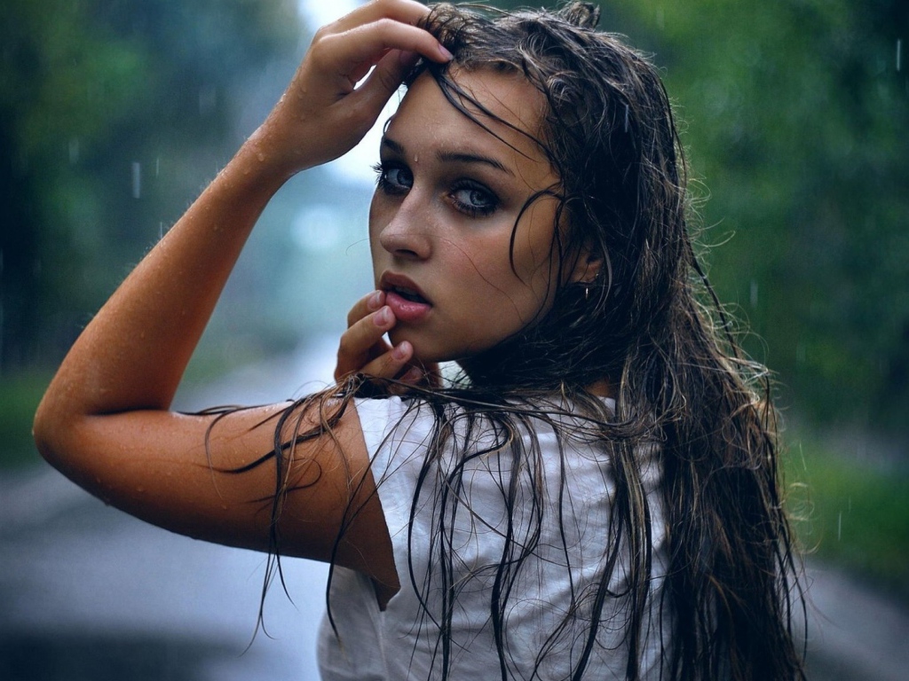 Девушка брюнетка вымокла под дождем