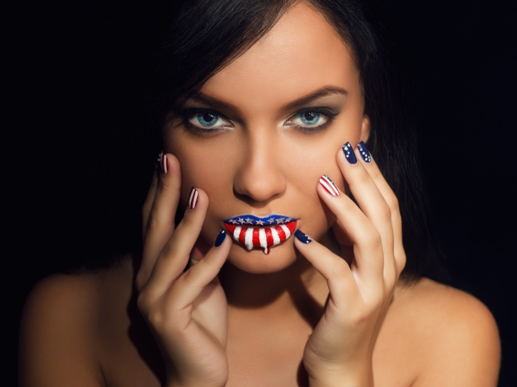 Губы и ногти у девушки окрашены в цвета флага