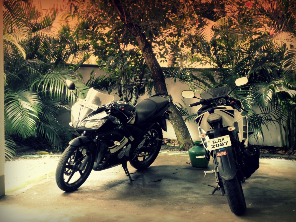 Два мотоцикла во дворе