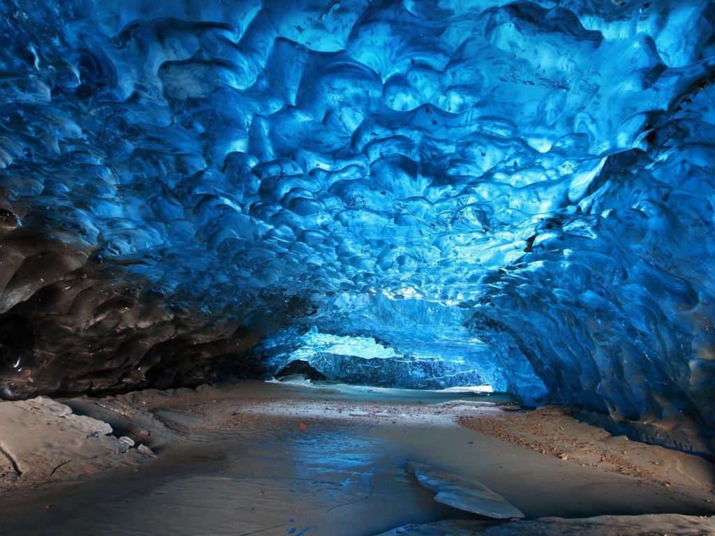 Внутри ледяной пещеры