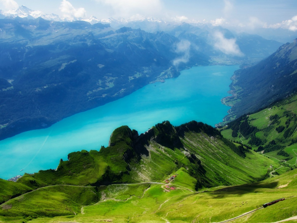 Голубое озеро среди гор в Альпах