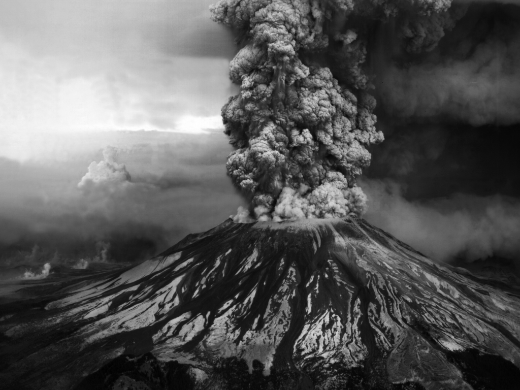 Черно белое фото извержения вулкана