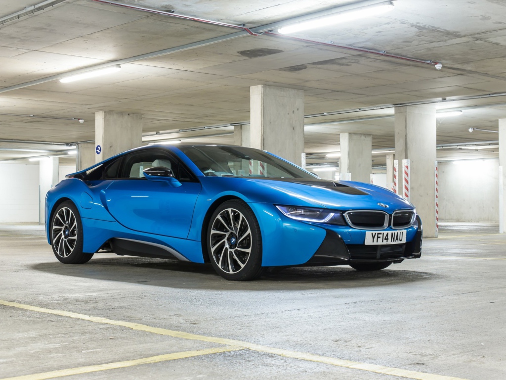 Синий спортивный автомобиль BMW i8 на подземной парковке