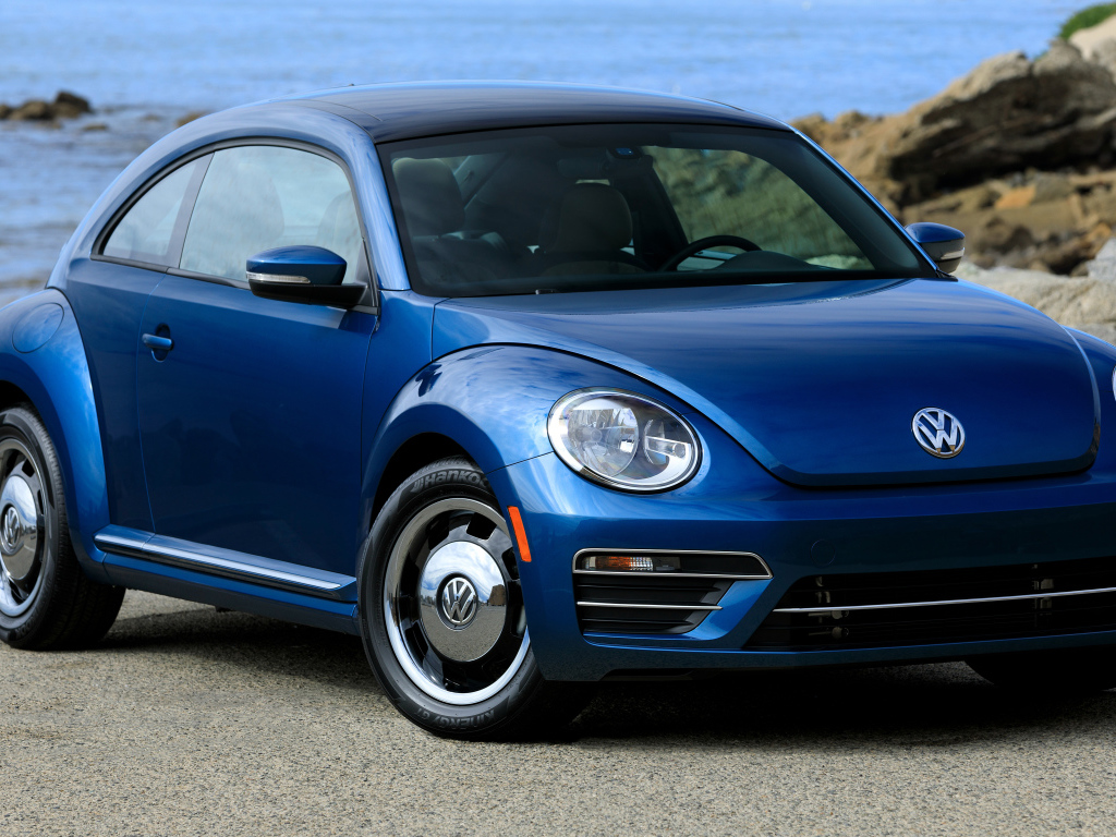 Синий автомобиль купе Volkswagen Beetle Turbo, 2018