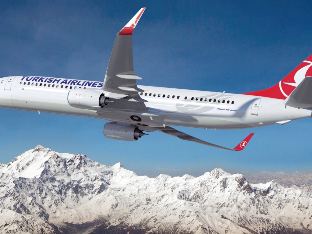 Boeing 737 - 900ER авиакомпании Turkish Airlines пролетает над заснеженными горами