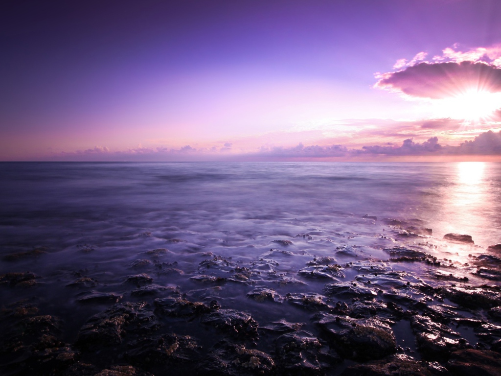 Фиолетовый закат над океаном 