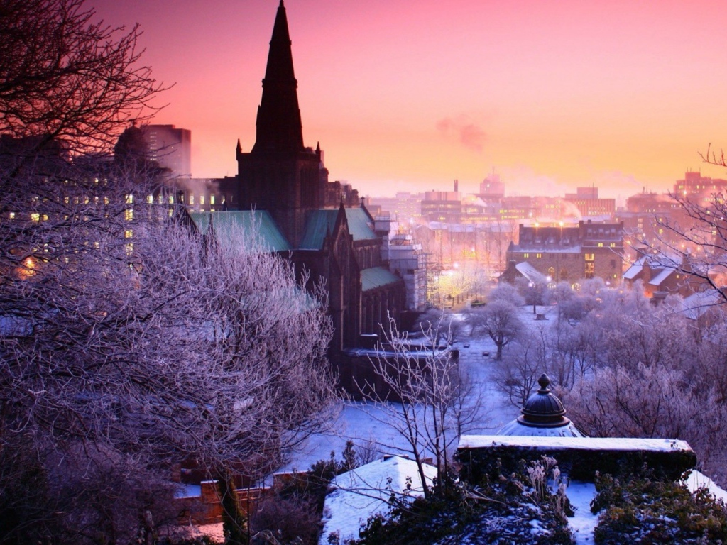 Розовый закат над зимним городом