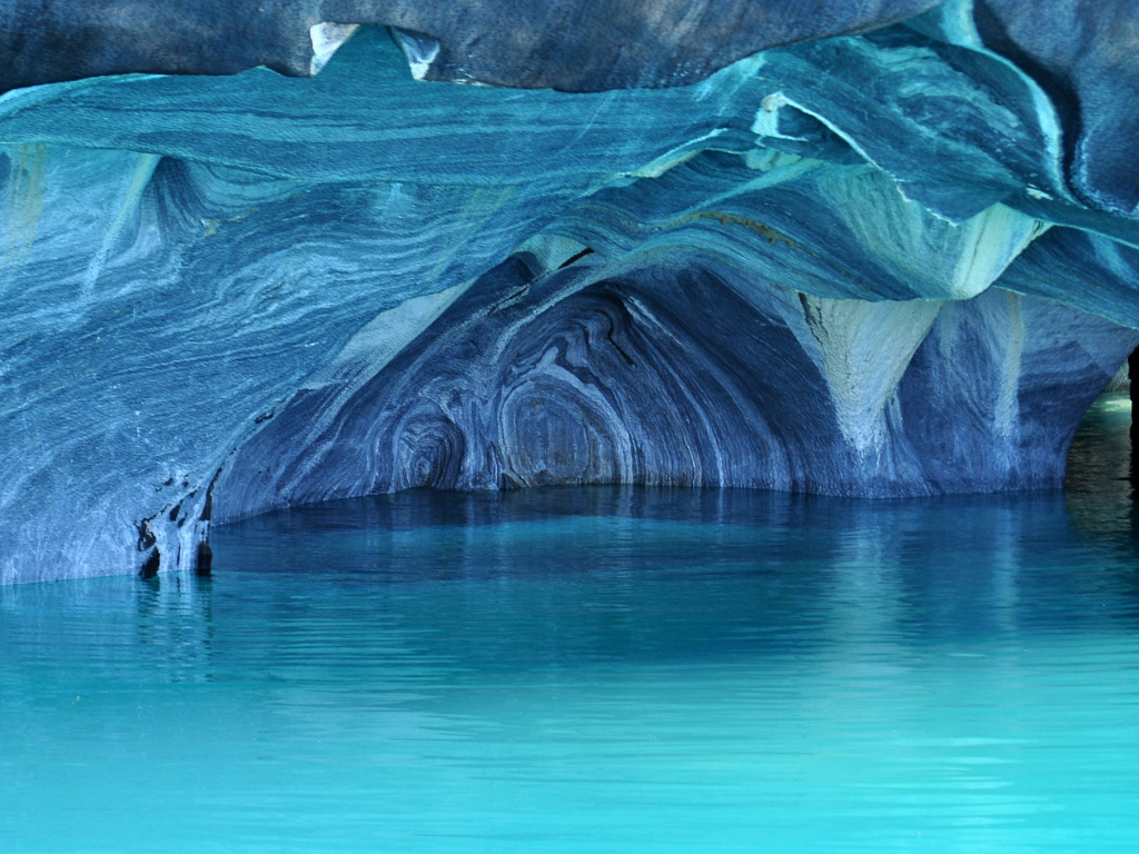 Мраморный собор пещера на берегу озера Хенераль-Каррера, Патагония Чили 