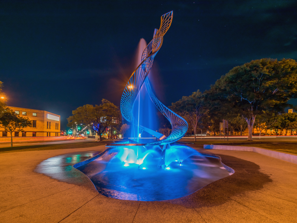 Красивый фонтан с голубой подсветкой в парке, город Брисбен. Австралия 
