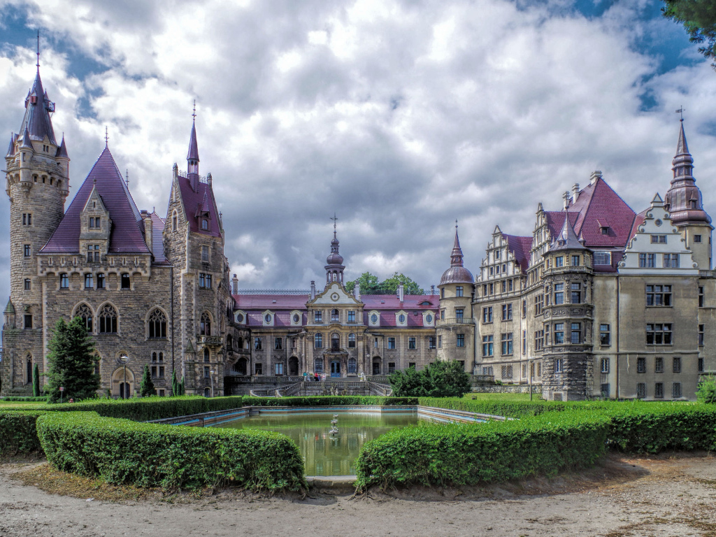 Красивый старинный Мошненский Замок, Польша