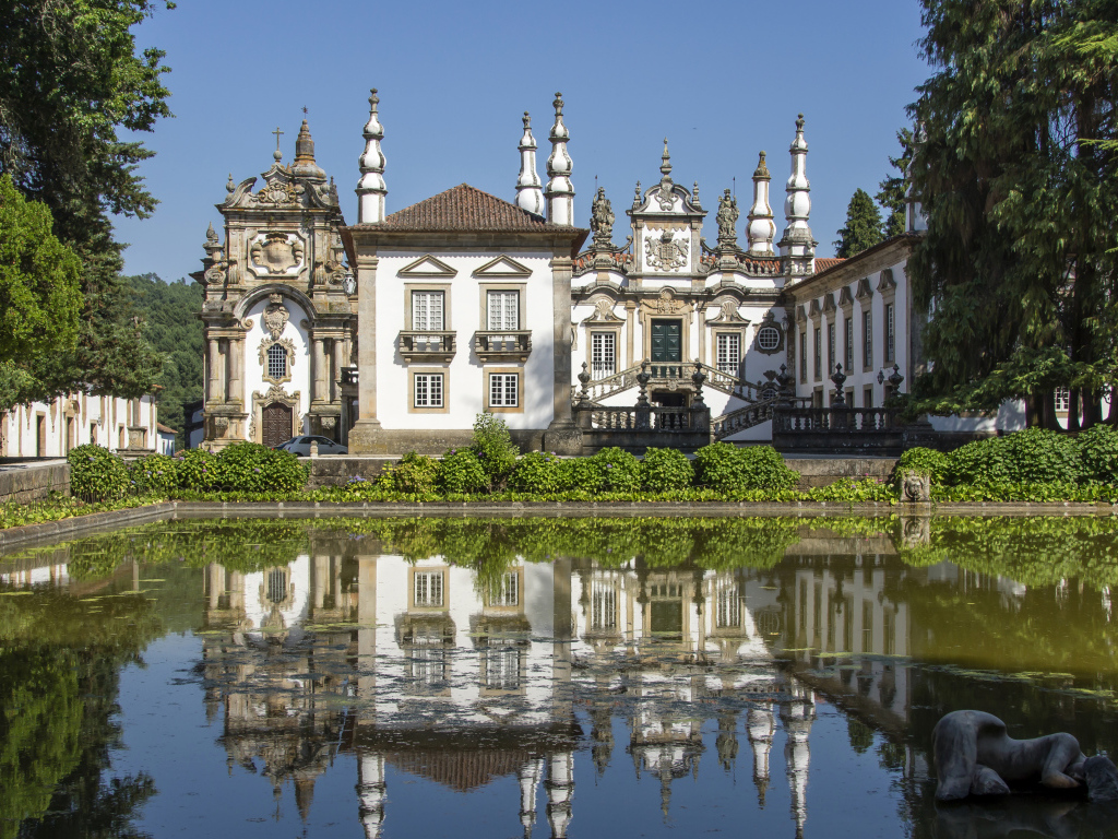 Дворец Матеуш отражается в пруду, Португалия 